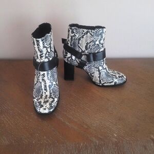 BCBGeneration booties